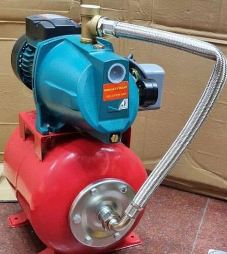 Water pump with pressure tank