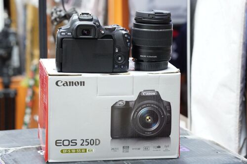 Canon EOS 250d with 18-55mm ne