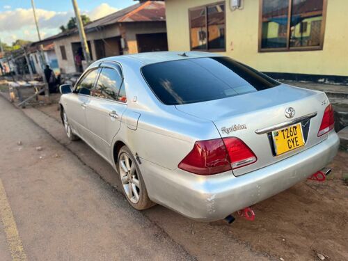 TOYOTA CROWN ROYAL BEI 3.8m