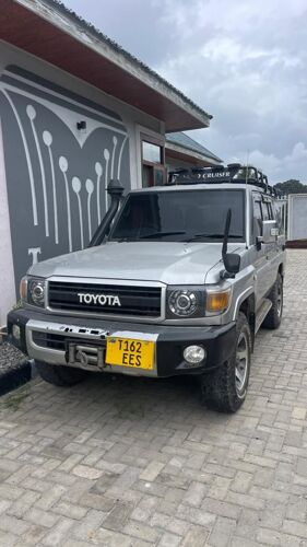 TOYOTA LAND CRUISER 