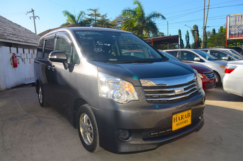 TOYOTA NOAH