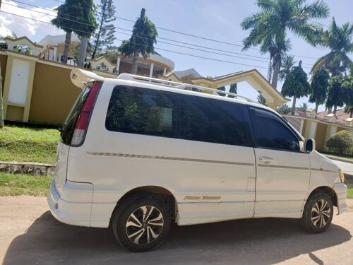 TOYOTA NOAH YEAH 2000