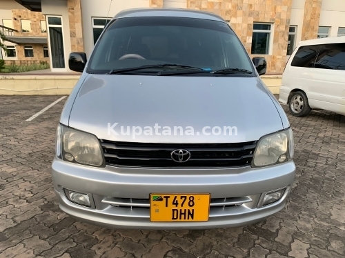 Toyota Noah sr50 (DHN)