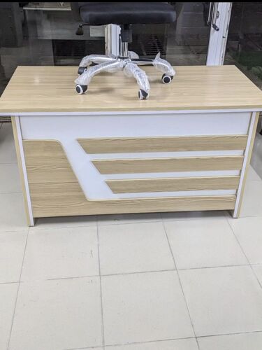 Simple excutive office table 