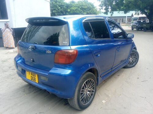 Vitz old model Rs 