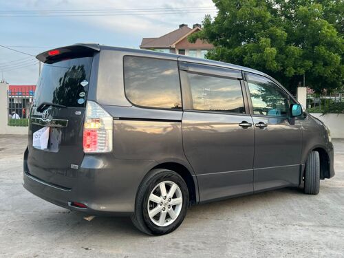 NAUZA TOYOTA NOAH SHAPE