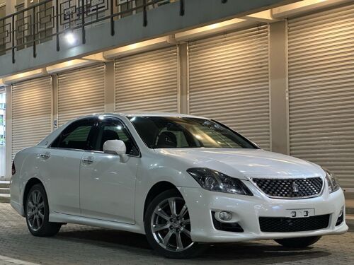 Toyota Crown athlete