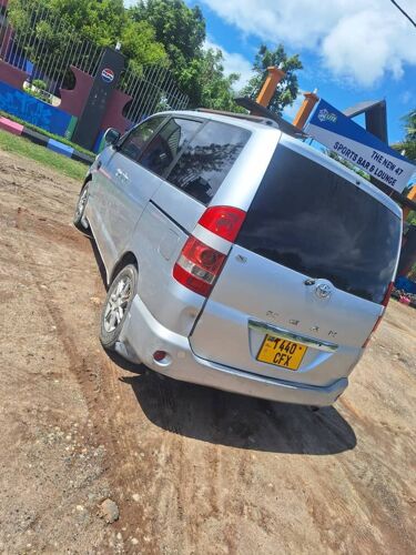 TOYOTA NOAH VOX