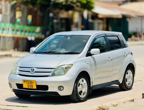 Toyota IST inauzwa 15