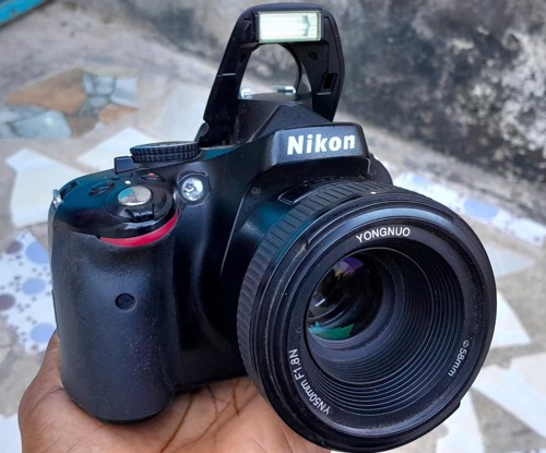 Nikon D5100 na lens 50mm