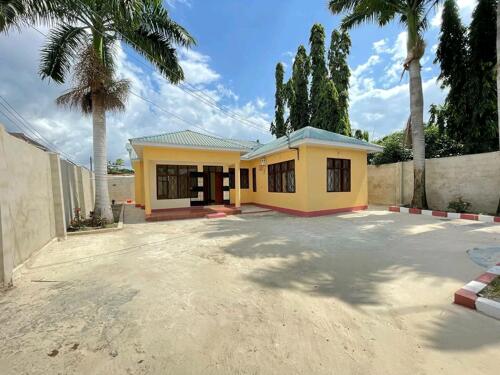 3BEDROOMS HOUSE FOR SALE LOCATION AT BAHARI BEACH