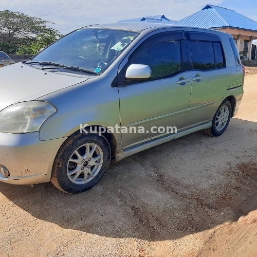 Toyota Raum Inauzwa