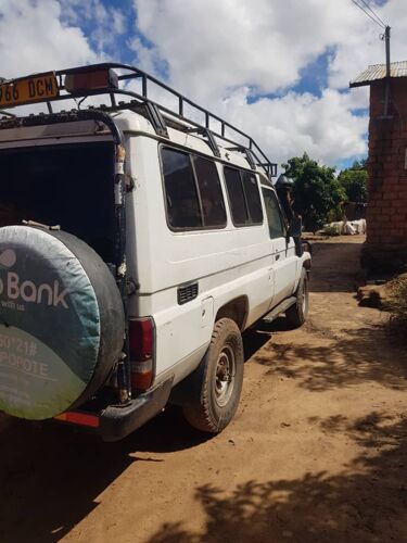 Land cruiser hardtop inatembea