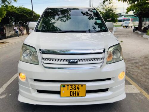 Toyota Noah vunja bei 