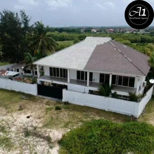 Beach front house for Sale