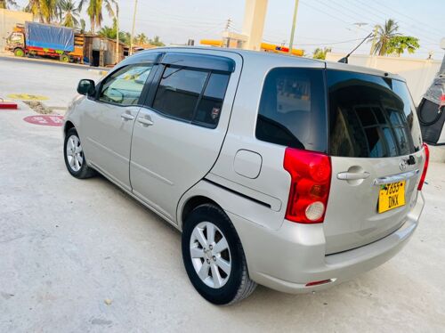 Toyota Raum 2004