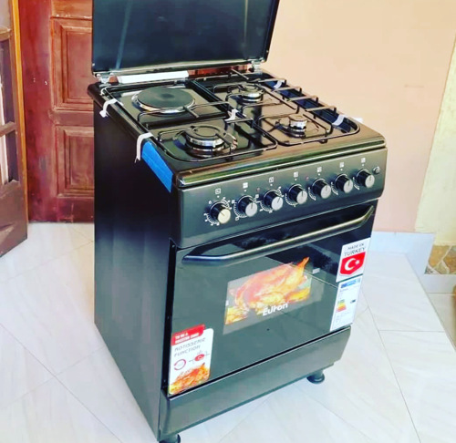 Gas cooker with oven