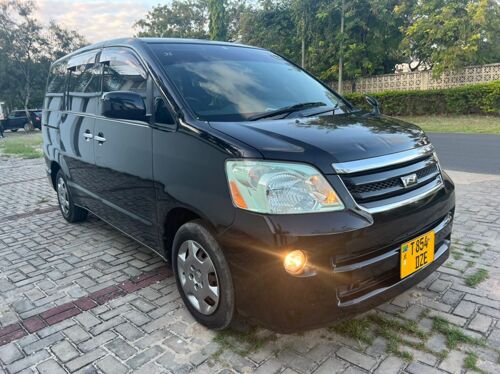 Toyota noah new shape