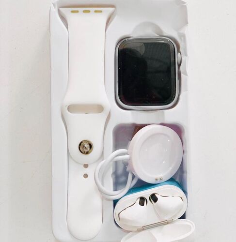 Smartwatch and earpods