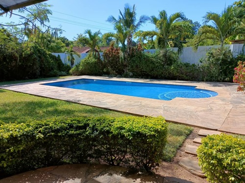 Beautiful Standalone House In Oysterbay With A Swimming Pool