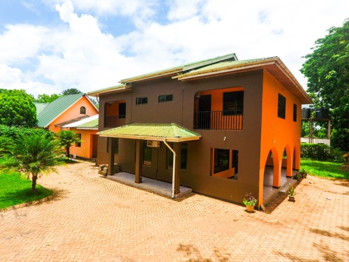 NYUMBA YAKIFAHARI,SHANTI MOSHI