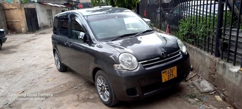 Toyota Sienta 2004
