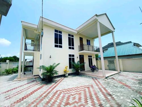 Luxury 4 bedrooms stand alone for rent at Boko