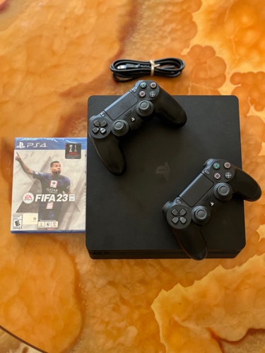 PLAYSTATION 4 SLIM & FIFA23 CD