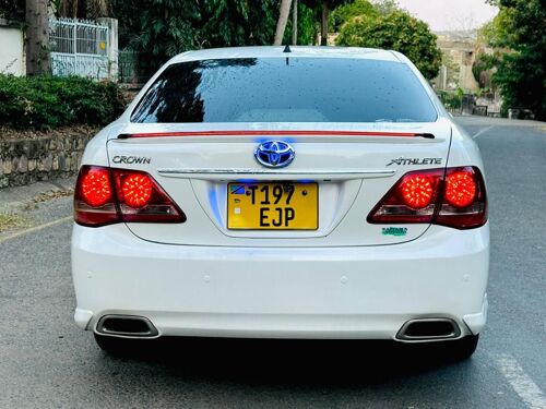 Toyota crown athletes 