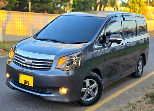 NAUZA TOYOTA NOAH 