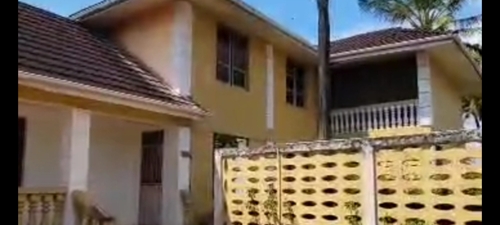 3 HSES 10 BDR NEAR THE AIRPORT