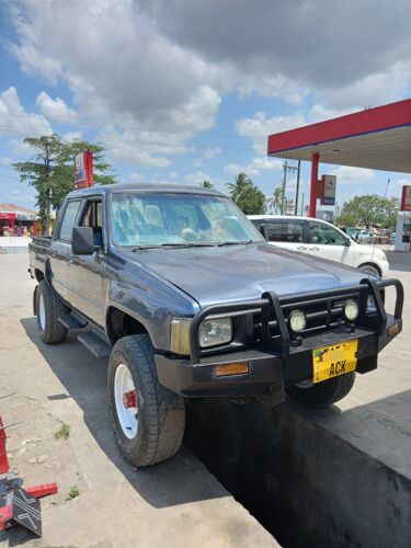 TOYOTA HILUX DOUBLE CABIN