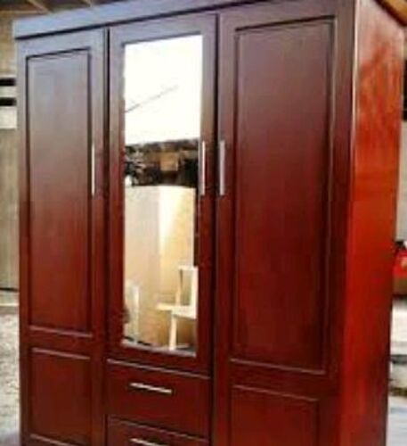 Kabati milango mitatu linauzwa