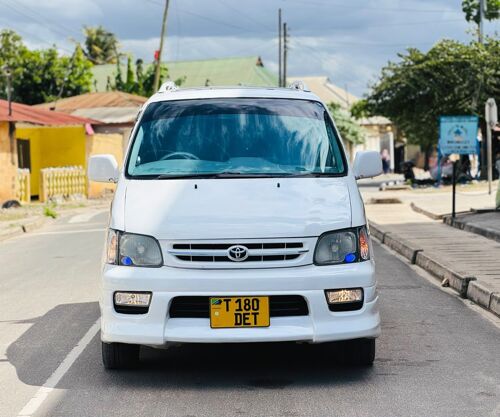 TOYOTA NOAH