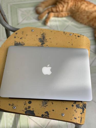 MACBOOK AIR