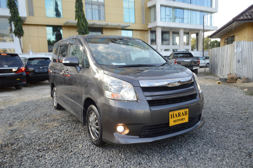 TOYOTA NOAH