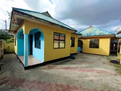 NYUMBA MBILI PAMOJA UKONGA