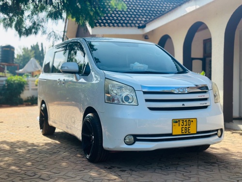 Toyota Noah 2008