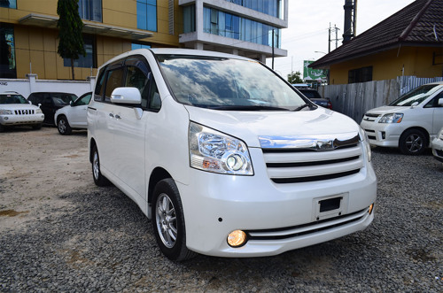 TOYOTA NOAH