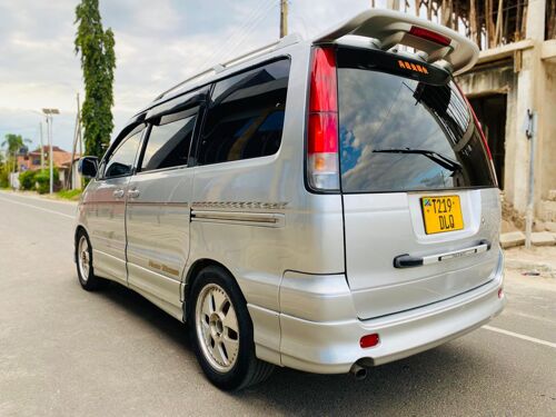 Toyota Noah s4