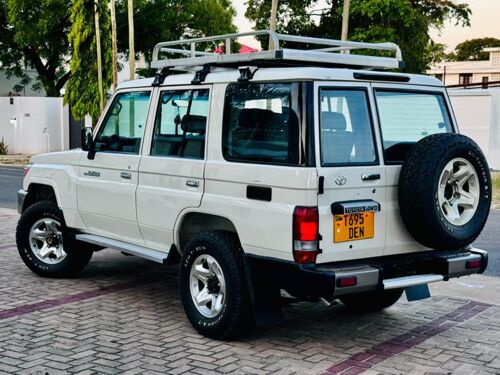 TOYOTA LAND CRUISER 