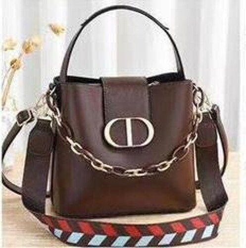 Hand bag with chain
