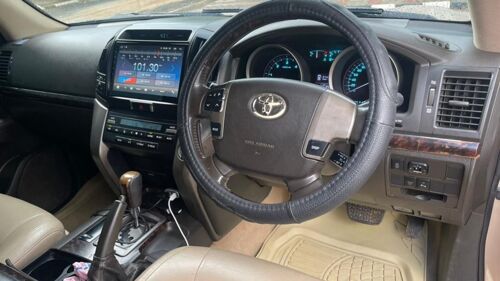 TOYOTA LANDCRUSER V8