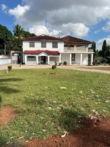 6 BDR HOME AT BAHARI BEACH