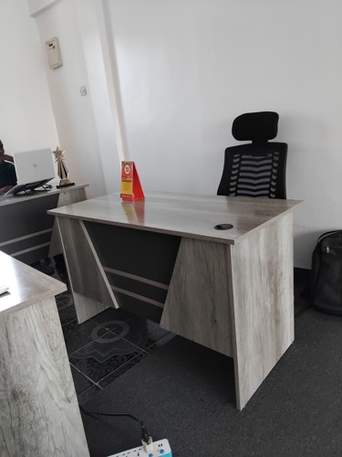 Office chair na meza