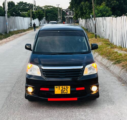 Toyota Noah imenyooka