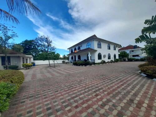 4BEDROOMS FULLY FURNISHED HOUSE 4RENT AT BAHARI BEACH
