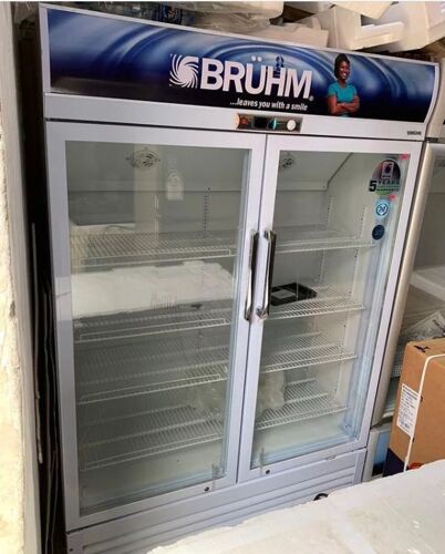 Side by side beverage show cas