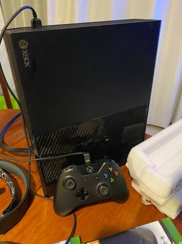 XBOX ONE + 9 Games + 1 Controller + 1 Headset Steel Series
