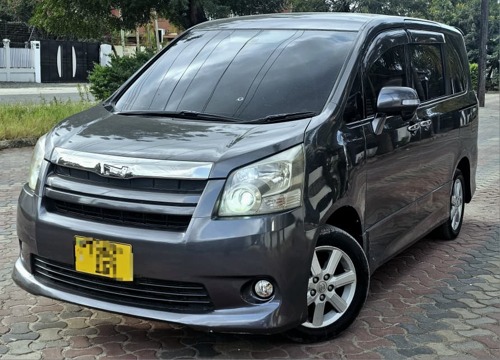 NAUZA TOYOTA NOAH 